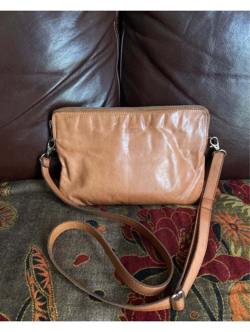 m0851 Tan Leather Flat Crossbody Bag